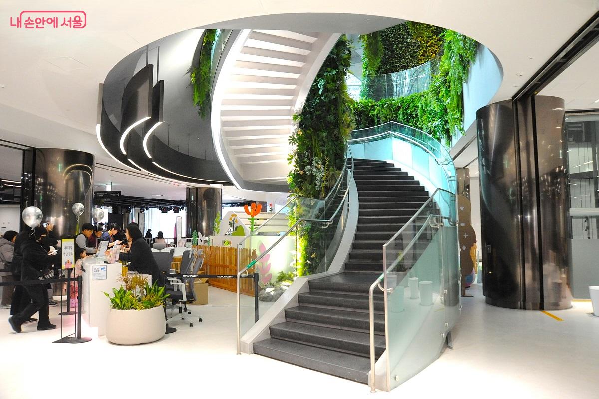 서울갤러리와 시청사 1층 로비를 연결하는 &lsquo;돌음계단&rsquo; &copy;조수봉