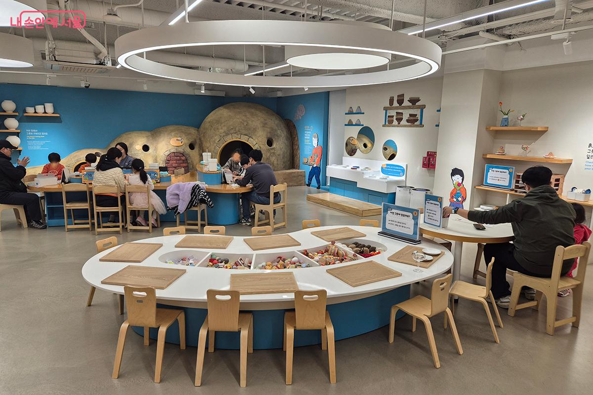 2층 ‘공예마을’은 그릇공방, 가구공방, 철물공방 등의 '공예가의 작업실'로 꾸며졌다.