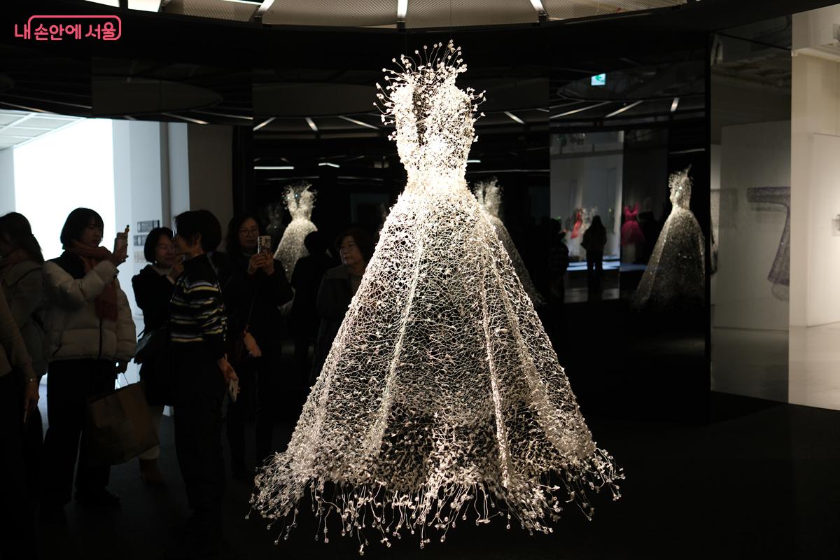 환상적인 비주얼의 &lsquo;백매(白梅)&rsquo; 드레스를 감상하고 있는 방문객들 &copy;박우영