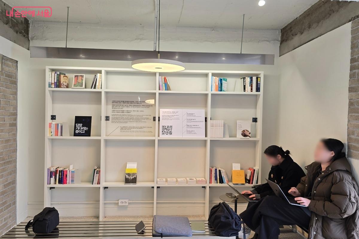 누구나 자유롭게 들어와 머물며 이야기를 나눌 수 있는 공간이다. &copy;강사랑