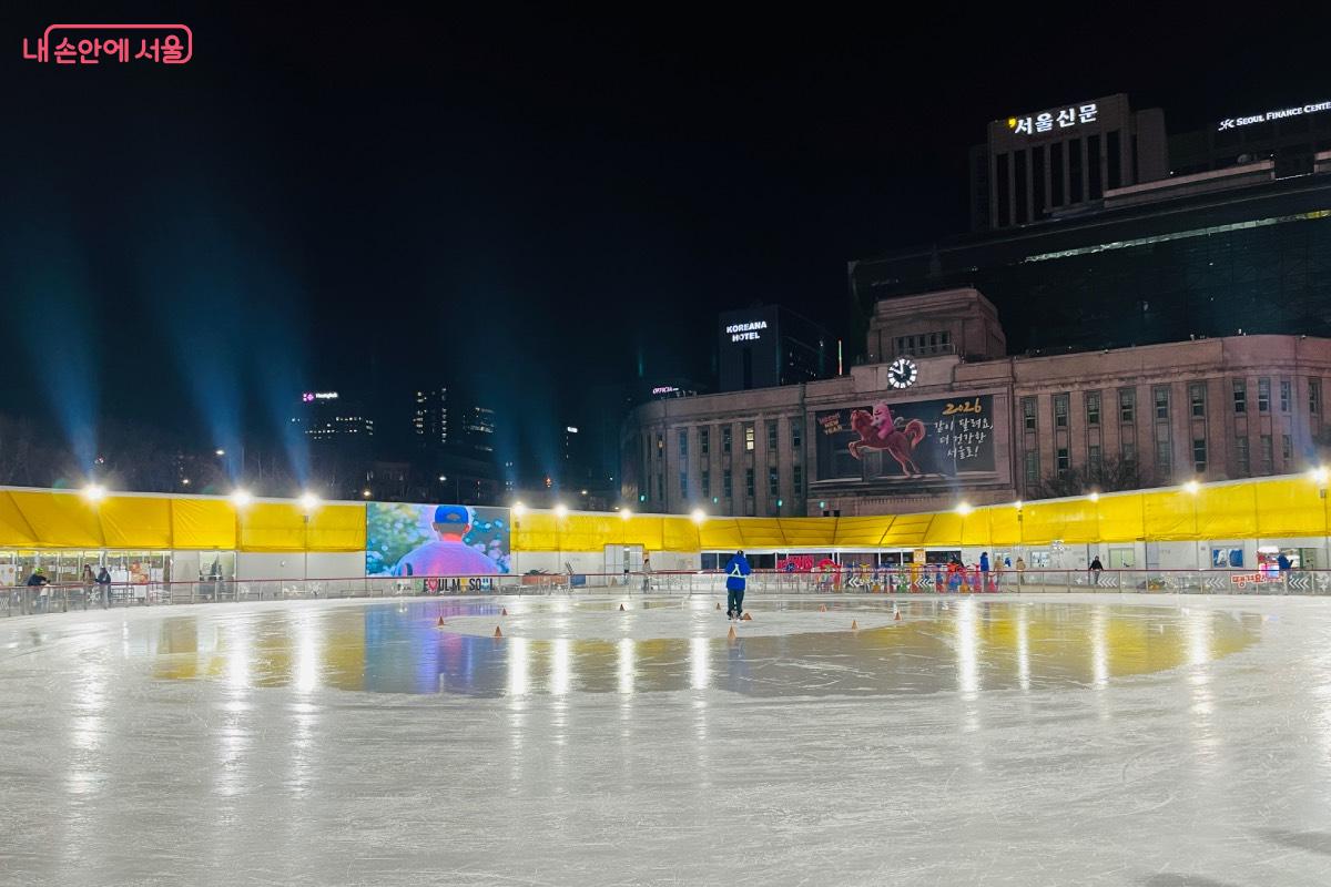 30분 간의 정비 시간 동안 아이스링크를 청소하고, 준비 운동을 한다