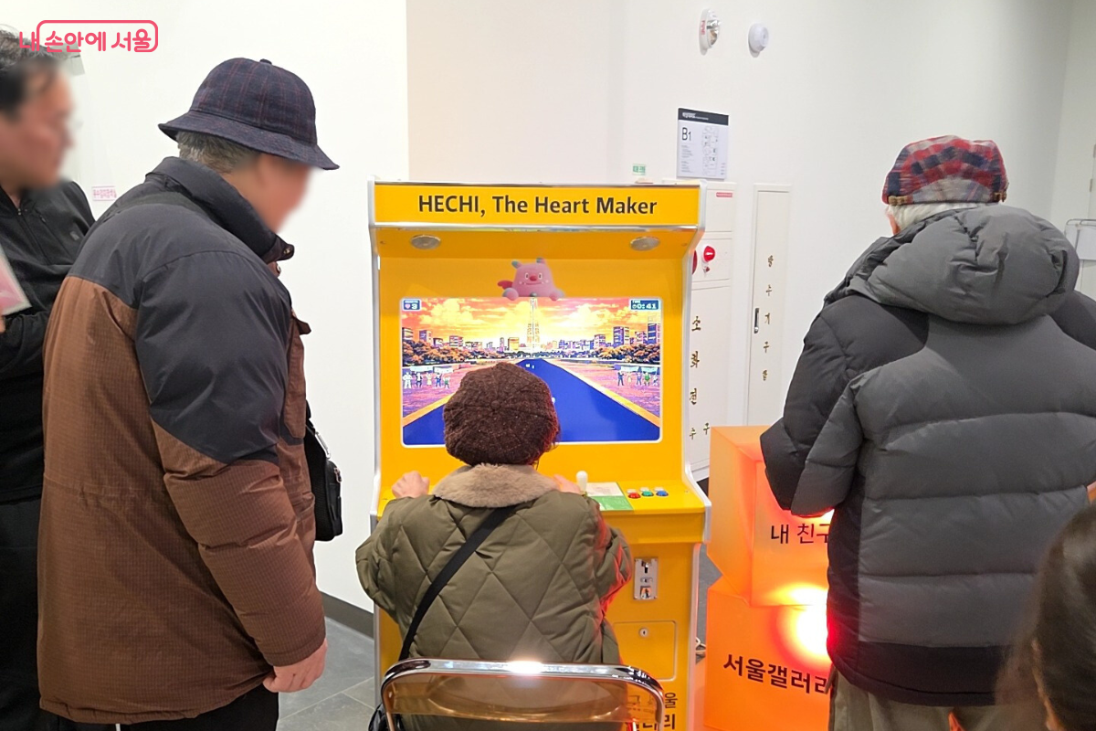 서울갤러리 체험존에서 해치 아케이드 게임을 즐기는 시민들 ⓒ김승아