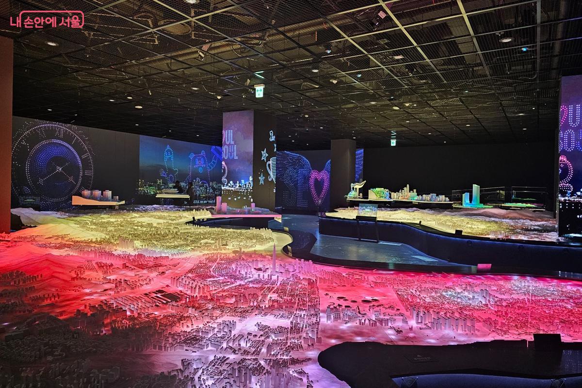 '내친구서울 1관'은 서울 전역을 축소해 표현한 도시 모형과 미디어 연출을 통해 서울의 현재 모습과 미래 도시 비전을 소개하고 있다. &copy;최동열