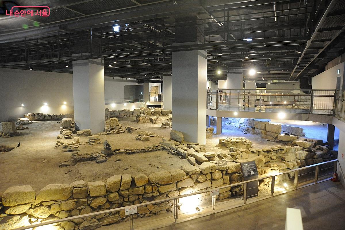 서울시청 신청사 공사 중 발굴된 유물이 전시된 &lsquo;군기시유적전시실&rsquo; &copy;조수봉