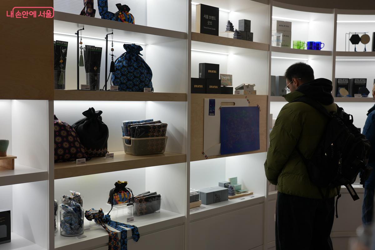 어린이부터 외국인까지 남녀노소의 이목을 끄는 굿즈샵 ⓒ우현희