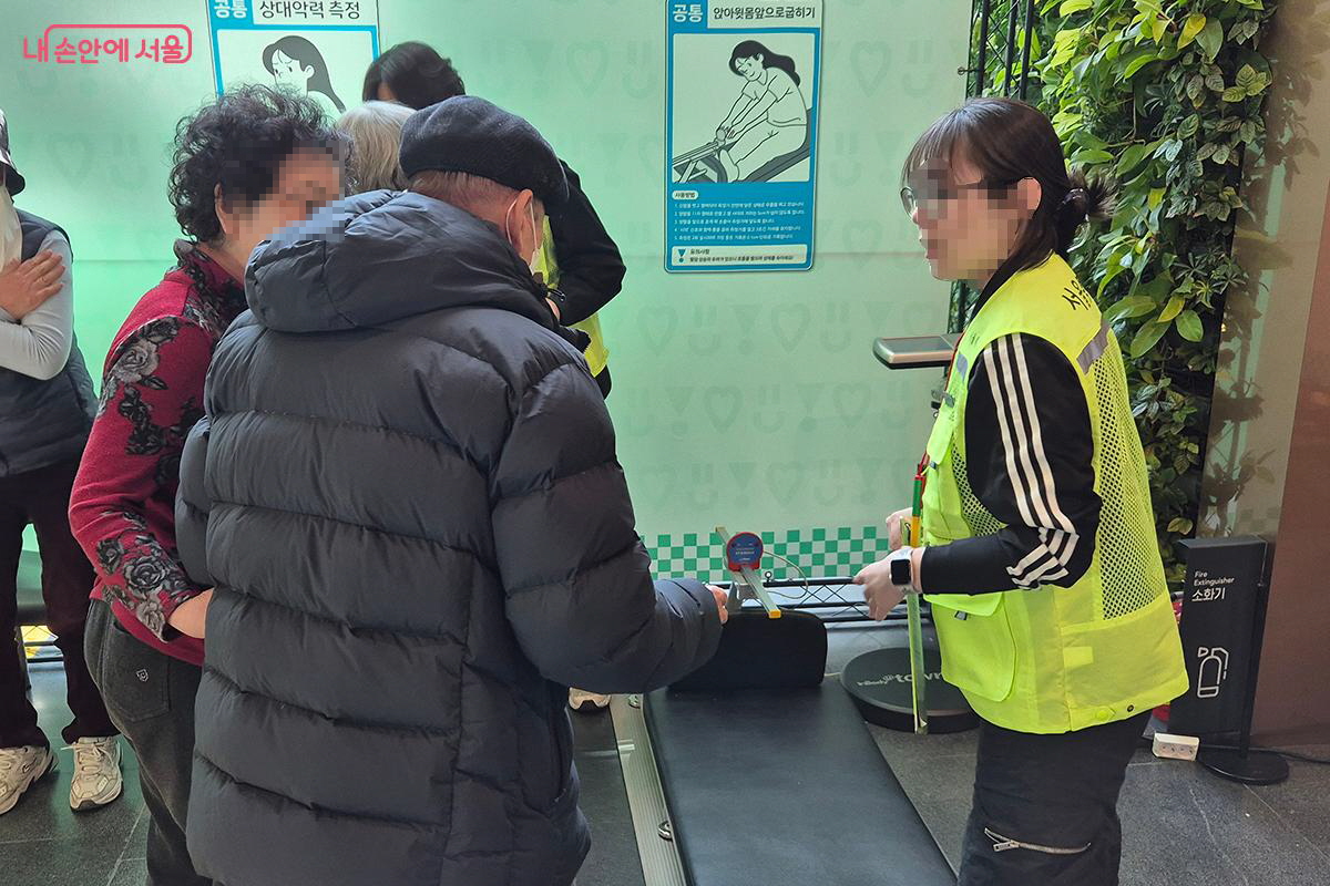 남녀노소 다양한 연령층이 참가해 이 행사가 모든 세대의 건강을 존중하는 자리라는 걸 실감케 했다. &copy;이혜숙