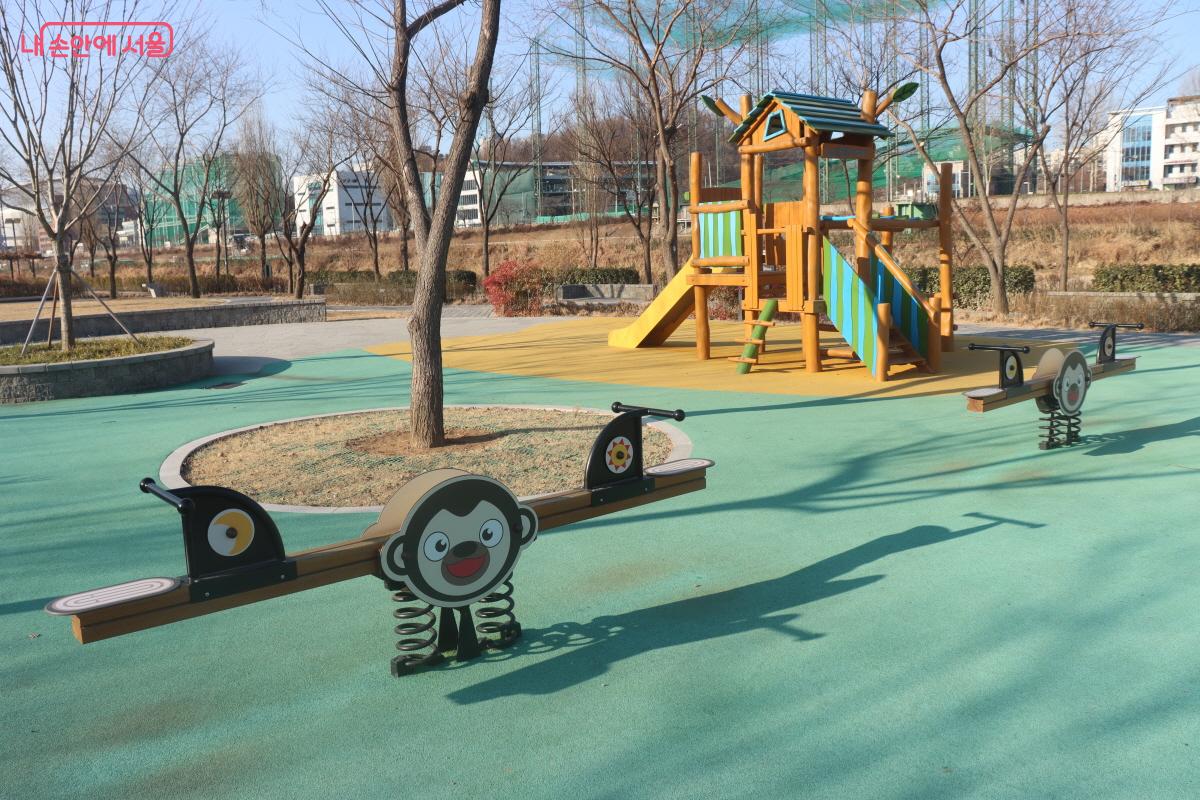 놀이터와 그네 &copy;심재혁