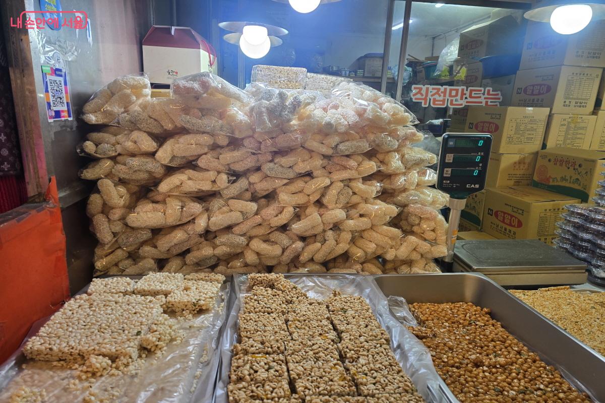 직접 한과를 만드는 전통시장의 모습 ⓒ조수연