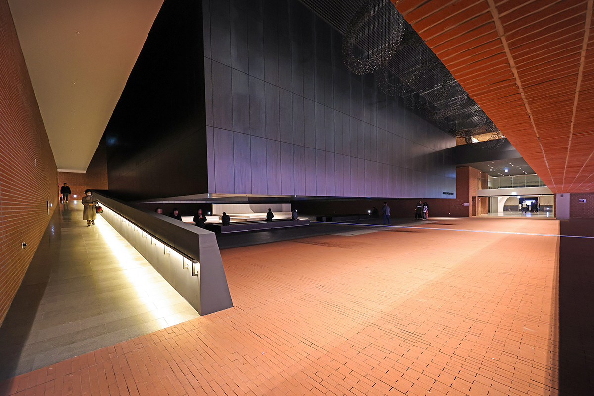 빌딩 숲 아래, 건축미 돋보이는 이색 공간 '서소문성지 역사박물관'