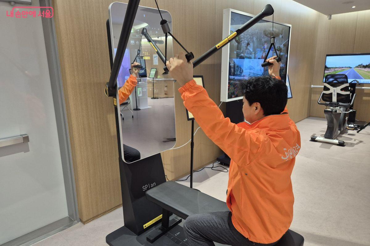 스마트멀티근력운동기 시범을 보이고 있는 이준연 센터장 &copy;조현정