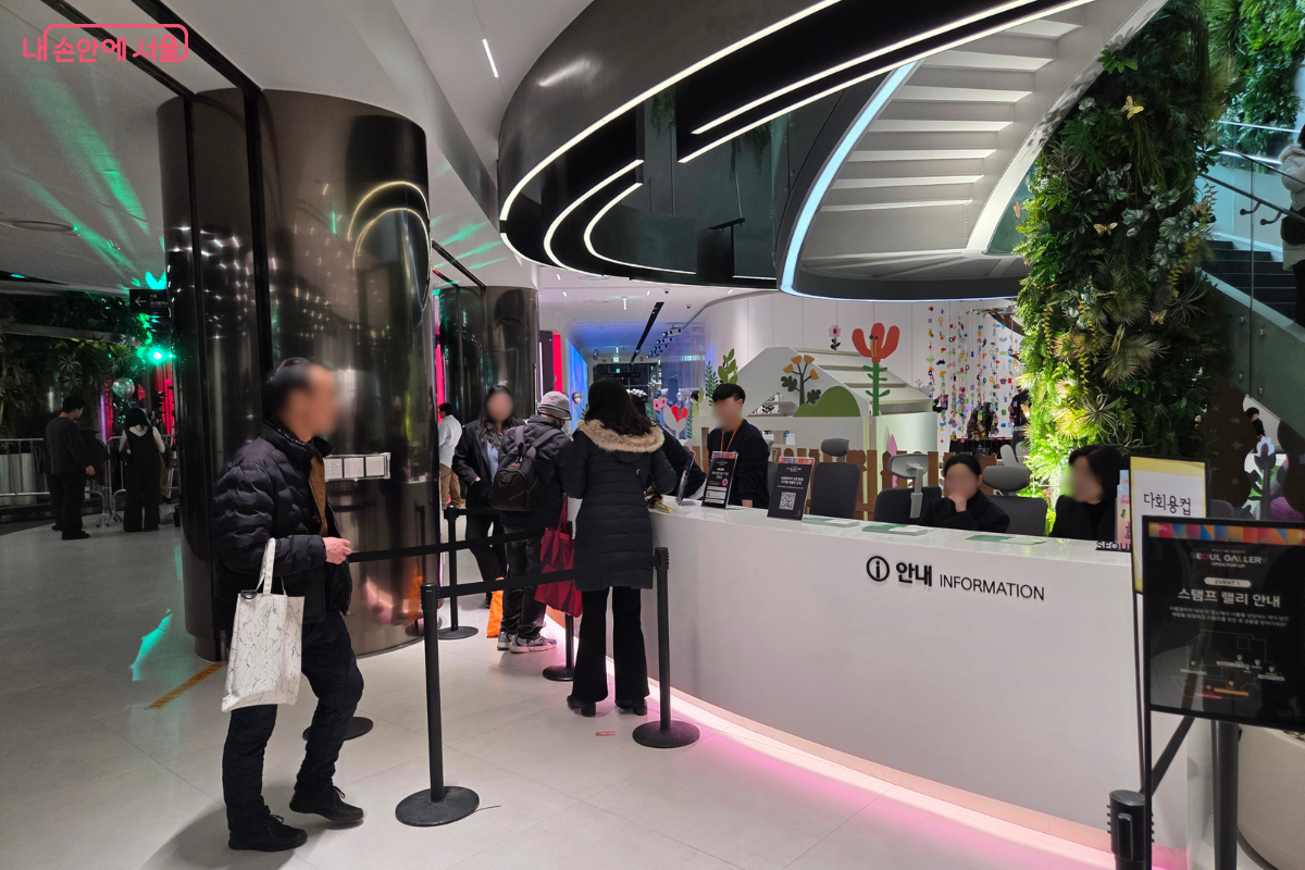 스탬프투어 종이를 받을 수 있는 안내데스크 ⓒ김승아
