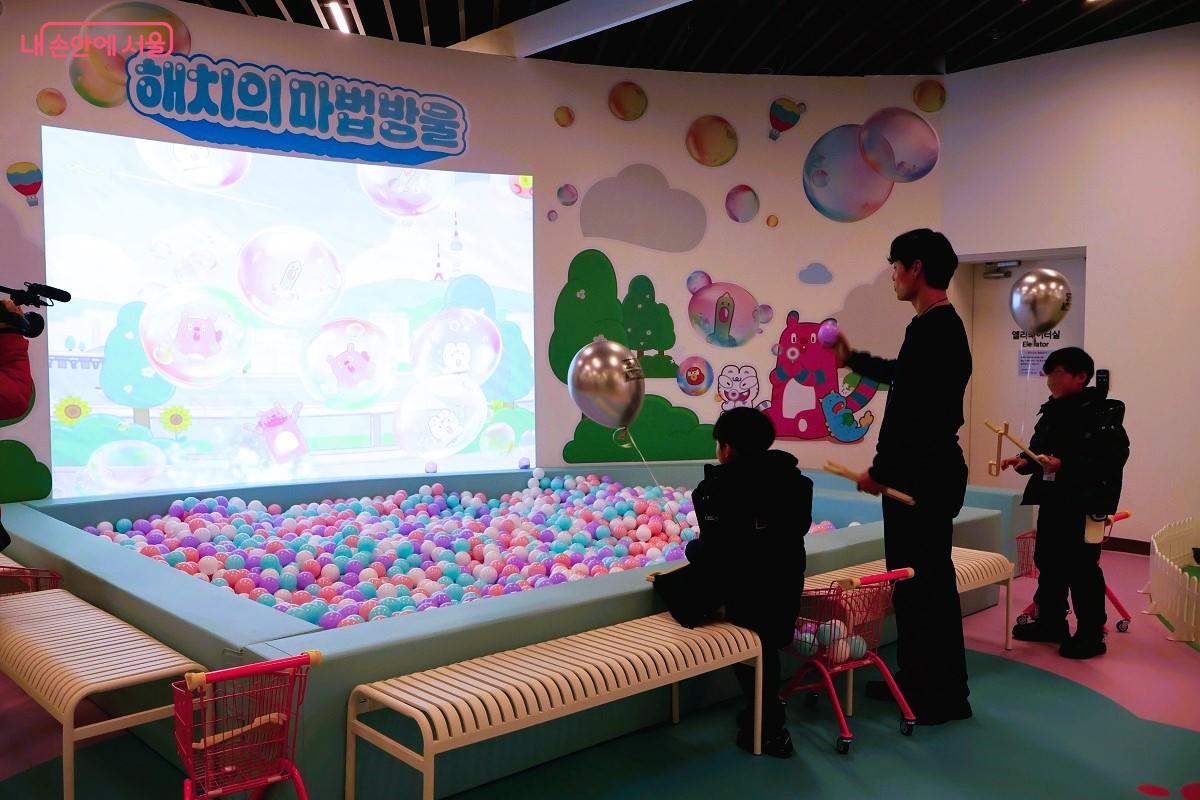 키즈라운지에서 체험하며 즐겁게 놀고 있는 어린이들 &copy;이봉덕  