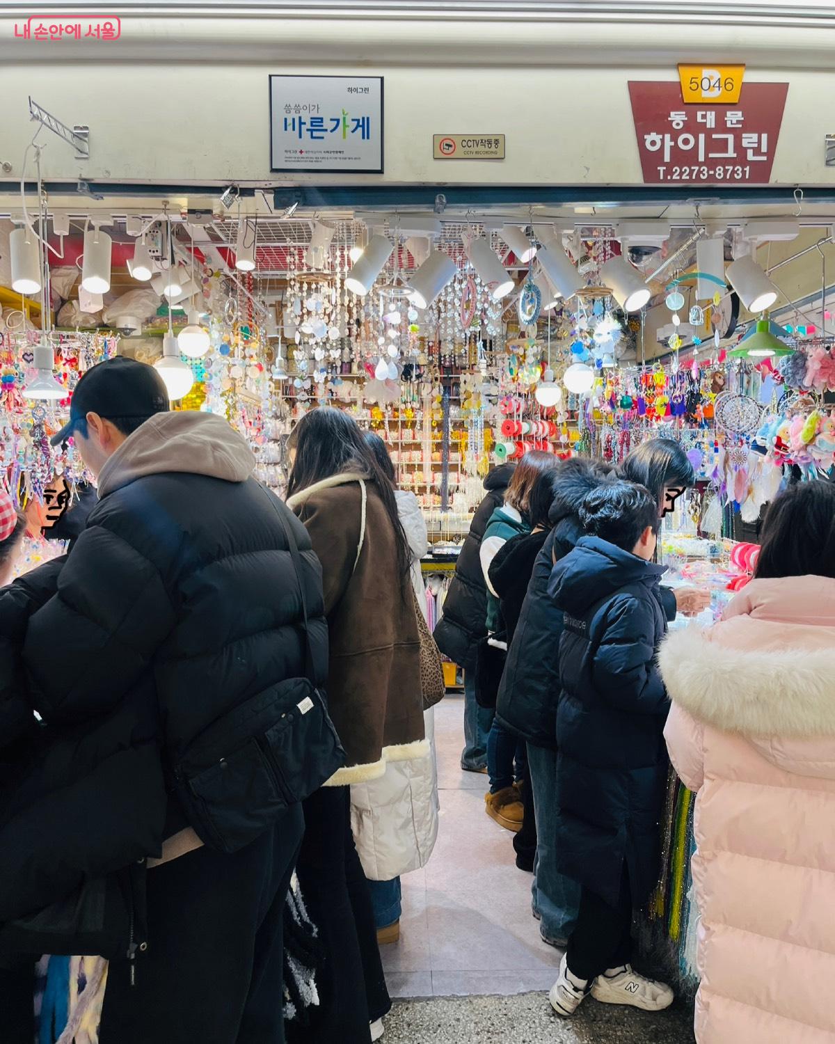 사람들로 붐비는 동대문종합시장 내부 &copy;김윤화