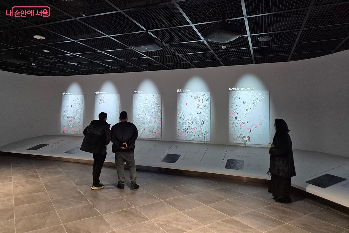&lsquo;세계도시월&rsquo;에는 런던&middot;뉴욕&middot;도쿄&middot;파리&middot;싱가포르 등 서울과 경쟁하는 5대 도시 모형과 함께, 세계도시 종합경쟁력지수(모리지수)를 보여준다.