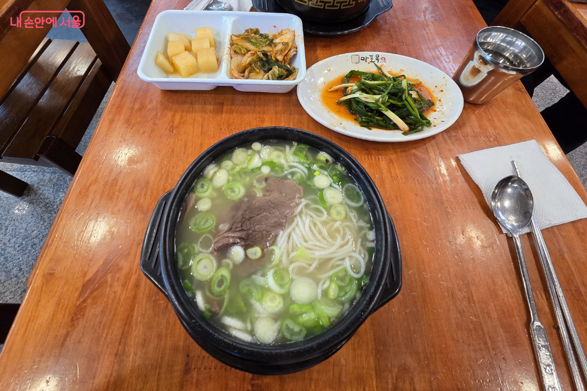 소고기와 소복한 파는 풍미로 소면과 밥알로 배고픈 이에게 서둘러 먹게한다. &copy;장미화