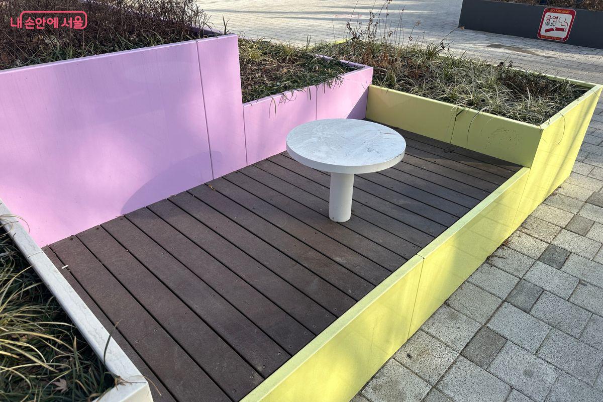 사당역 14번 출구 앞, 벤치형 플랜터가 눈에 띈다. &copy;김재형