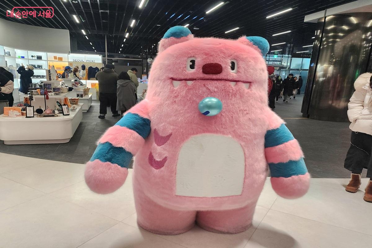 반갑게 인사하며 반겨주고 있는 대형 해치인형 ⓒ김윤화