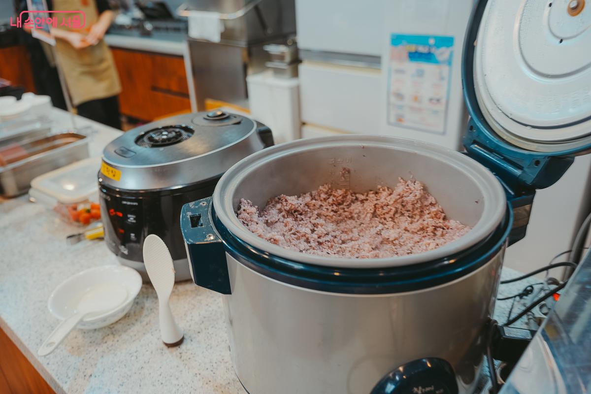 청년들의 든든한 한 끼를 위해 셀프 바에 준비된 따뜻한 밥 &copy;김성무 