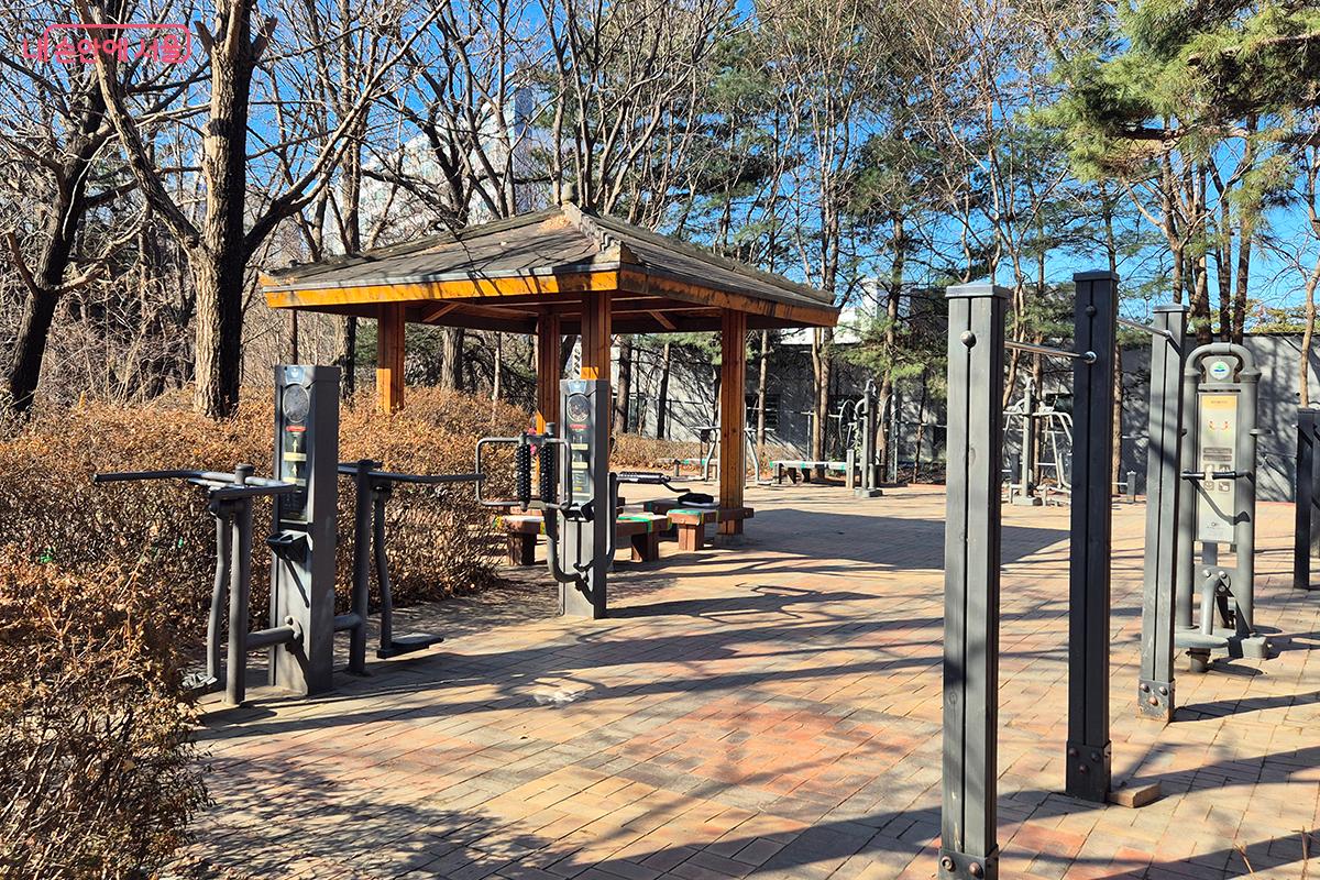 턱걸이, 윗몸일으키기, 맨손체조 등의 간단한 운동을 할 수 있는 체육공원 ©정향선