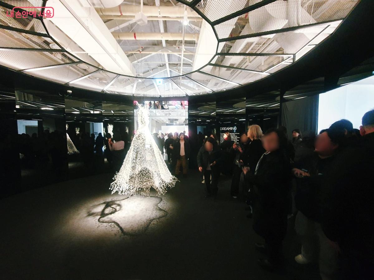 전시된 작품의 그림자까지 작품의 일부로 감상하기를 추천한다. ©엄윤주