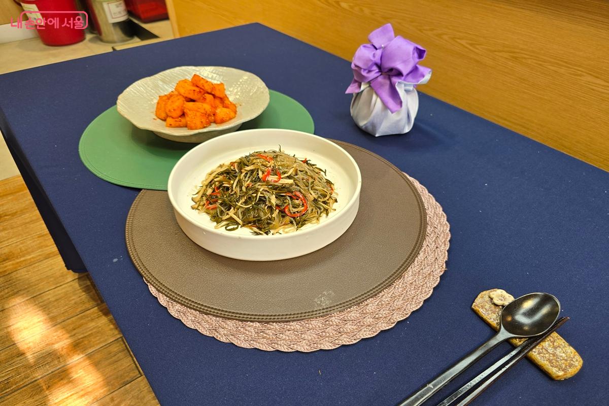 톳,버섯볶음 잡채에 시원한 배깍두기가 곁들여진 사찰음식이 완성됐다. @강사랑