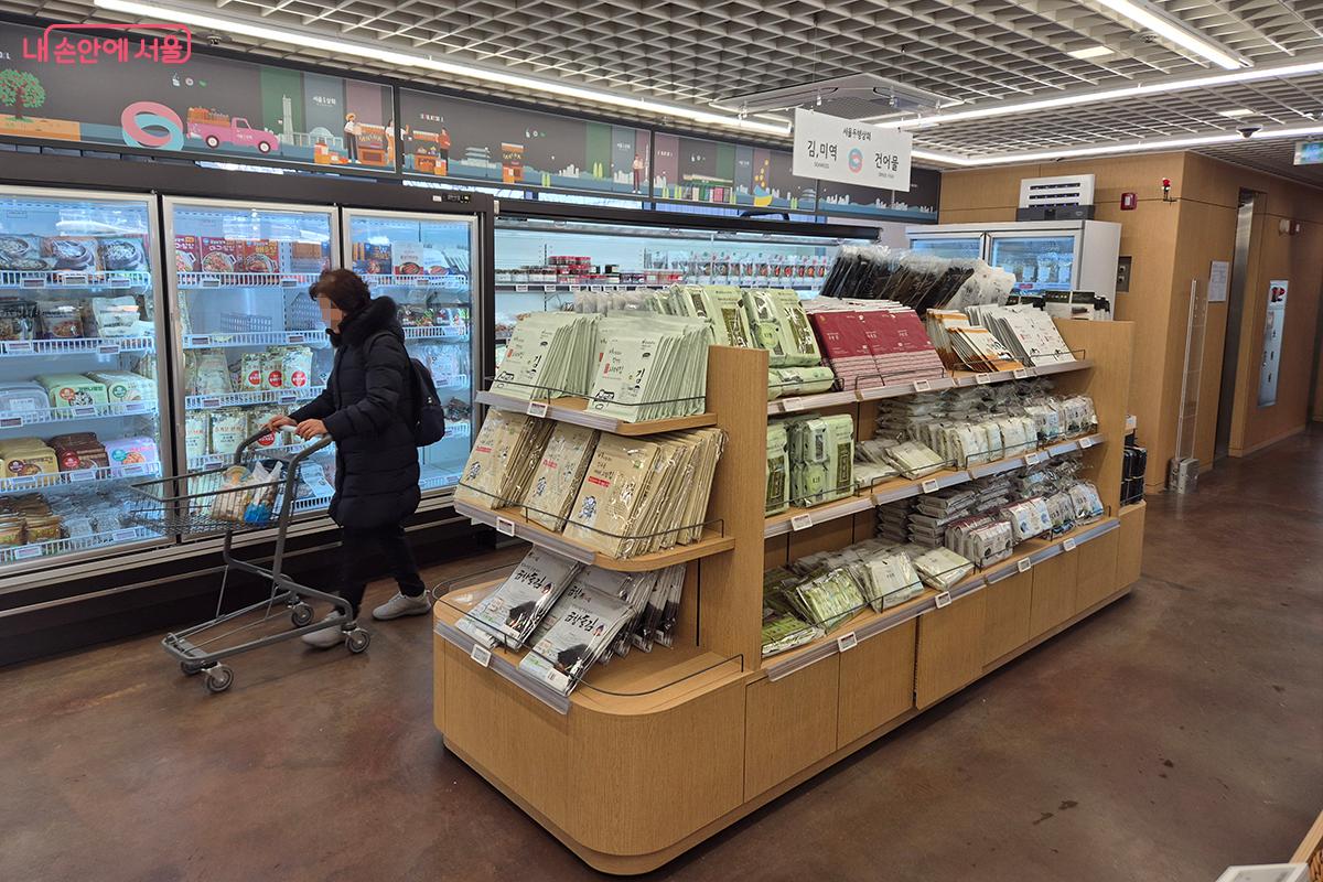 시민들의 만족스러운 표정에는 설레는 명절 준비의 즐거움이 가득했다. &copy;이혜숙 