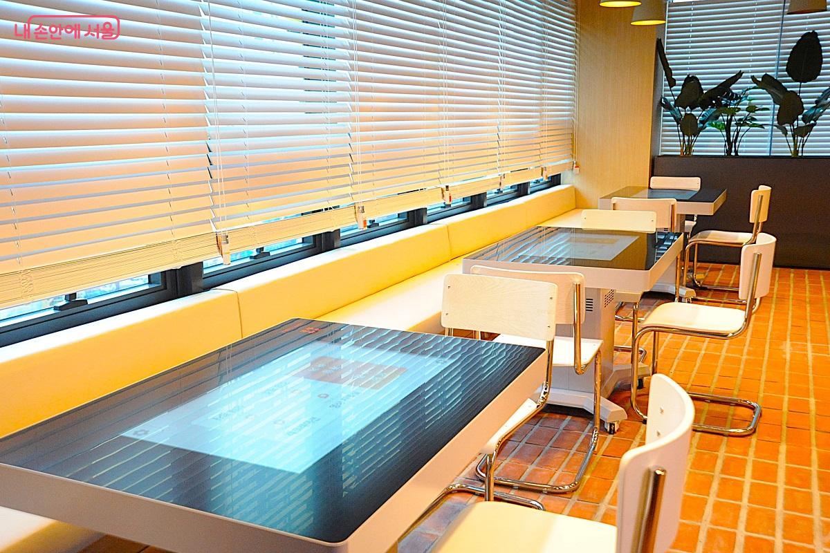 화면을 보며 뇌신경 체조, 치매 예방 체조, 어깨 운동 등을 할 수 있는 ‘해피테이블’ ©조수봉