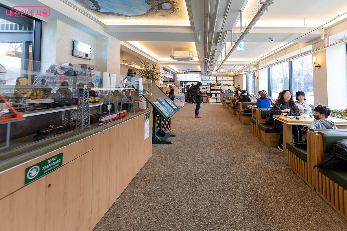 따뜻한 차를 마시며 바깥 풍경을 보며 잠시 쉬어갈 수 있는 카페 &lsquo;기차가 있는 풍경&rsquo; ⓒ문청야