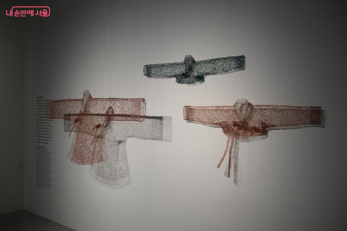 한복이 지닌 특유의 곡선과 색채 등을 고스란히 느낄 수 있다. &copy;박우영