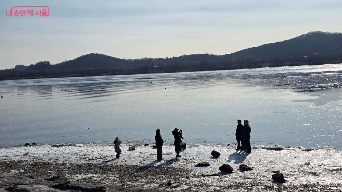 강물을 느낄 수 있게 조성한 행주산성 역사공원 모래 수변 모습 ⓒ최용수