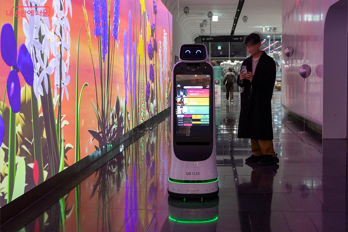 안내 로봇이 정보를 제공하는 서울갤러리 통로ⓒ장신자