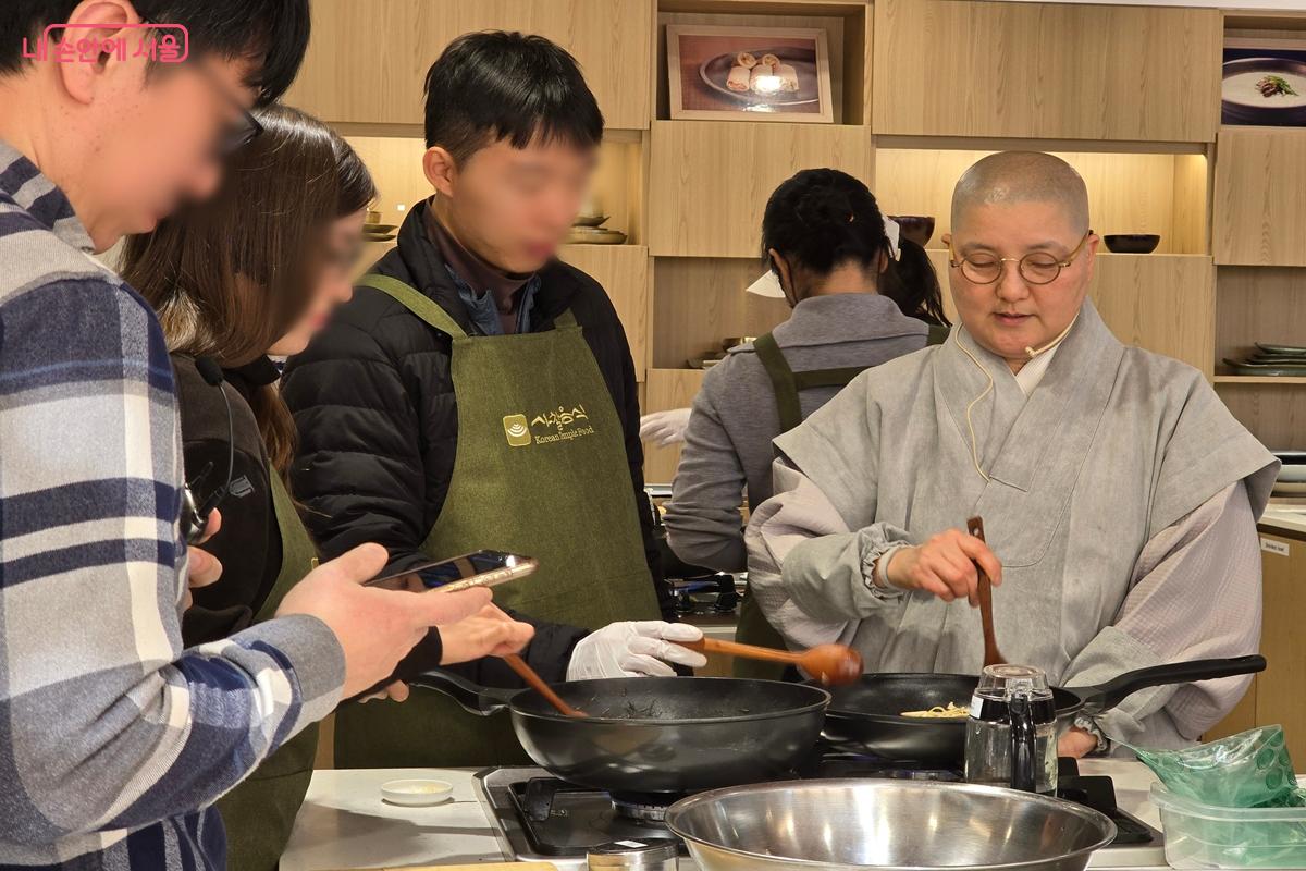 수업에는 멕시코에서 온 청년도 있어 눈길을 끌었다. @강사랑