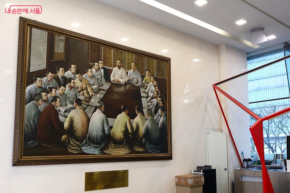민족대표 독립선언 기록화. 태화관 내부에 전시된 기록화로 민족대표 33인의 비장한 모습이 화폭에 생생히 담겨 있다. ©김대진