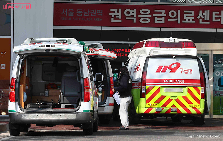 서울시는 응급의료기관을 설 연휴에도 가동하고, 경증환자는 문 여는 병의원 등에서 진료를 받을 수 있도록 체계를 마련했다.