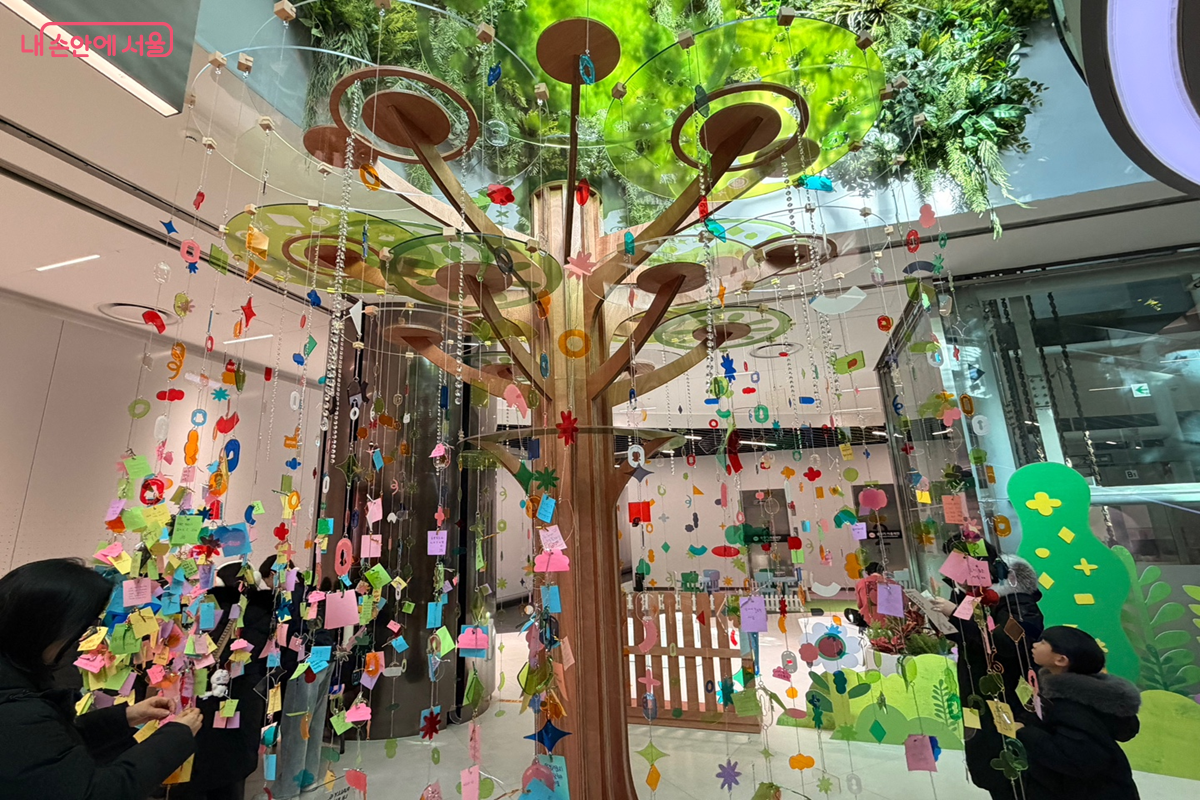 시민들이 바라는 미래 서울의 모습을 적어 꾸민 소망 나무 &copy;권혜원