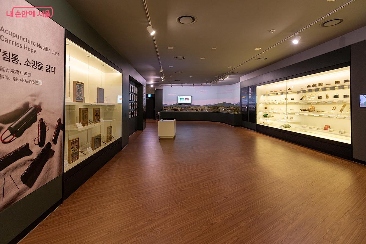 2층 한의약박물관은 조선시대 구휼 기관인 &lsquo;보제원&rsquo;의 정신을 잇고 있다. &copy;문청야