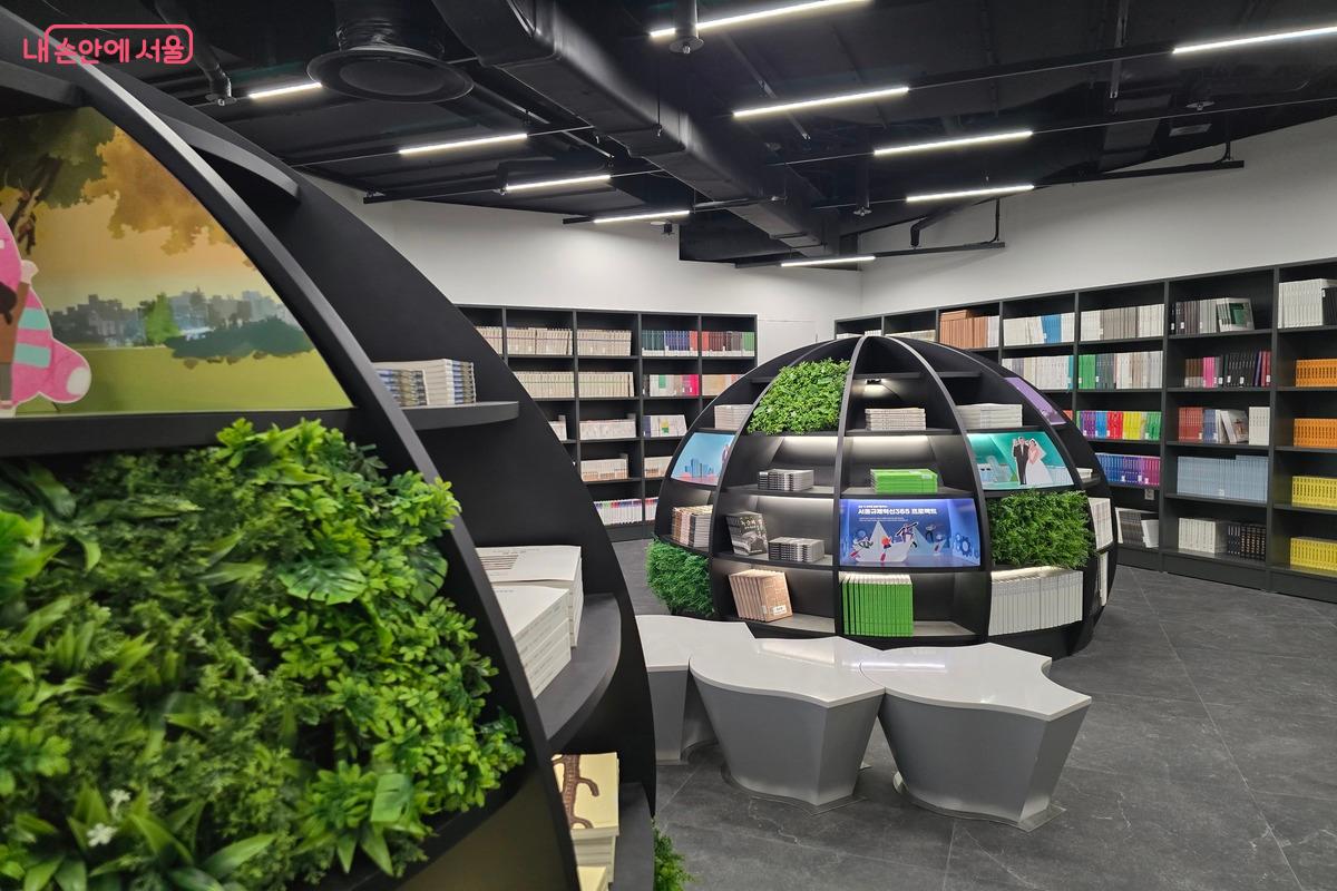 서울책방은 서울시에서 발간한 서적과 자료를 판매하는 곳이며 샘플북을 열람할 수 있다. ⓒ김은주