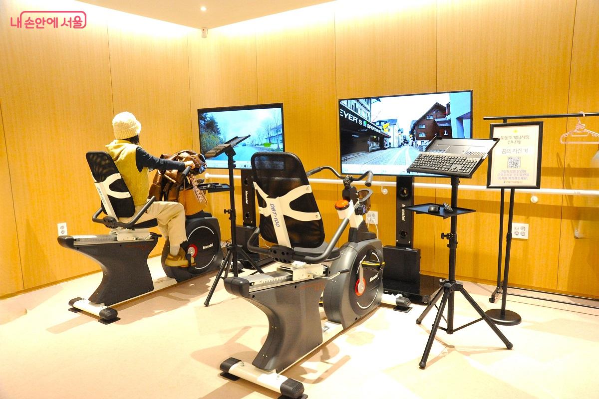 가상 도로를 달리며 근력 운동과 동시에 인지 훈련을 할 수 있는 &lsquo;꿈의 자전거&rsquo; &copy;조수봉