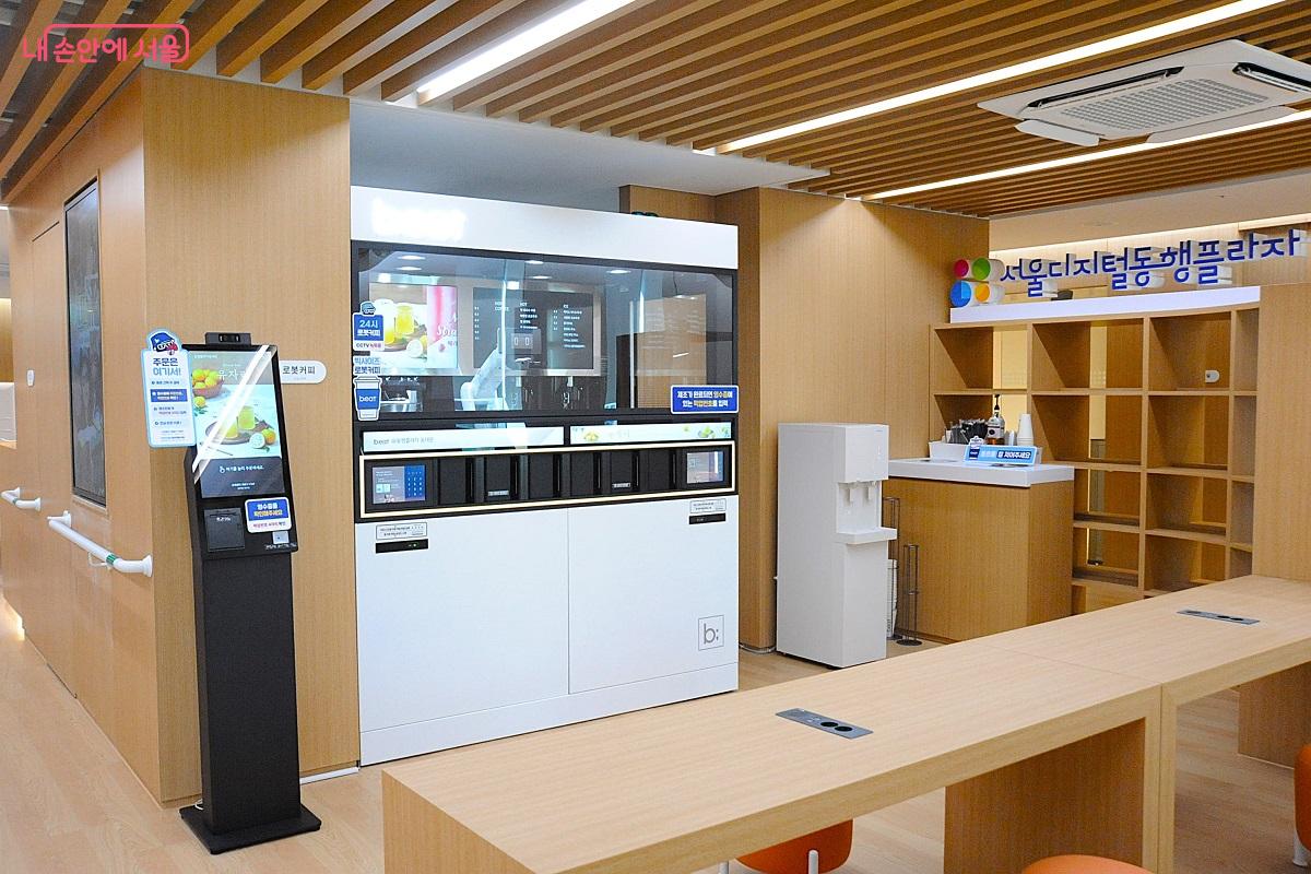 무료로 차와 음료가 제공되는 ‘로봇바리스타 카페’ ©조수봉