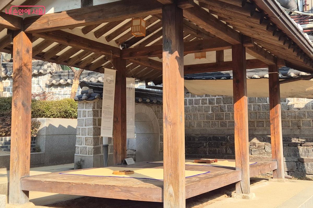 지붕과 기둥, 바닥만 남기고 사방을 터 마루 형태로 조성한 한옥에는 공기놀이와 윷놀이 공간이 마련되어 있어 동심을 느낄 수 있다. &copy;마가은