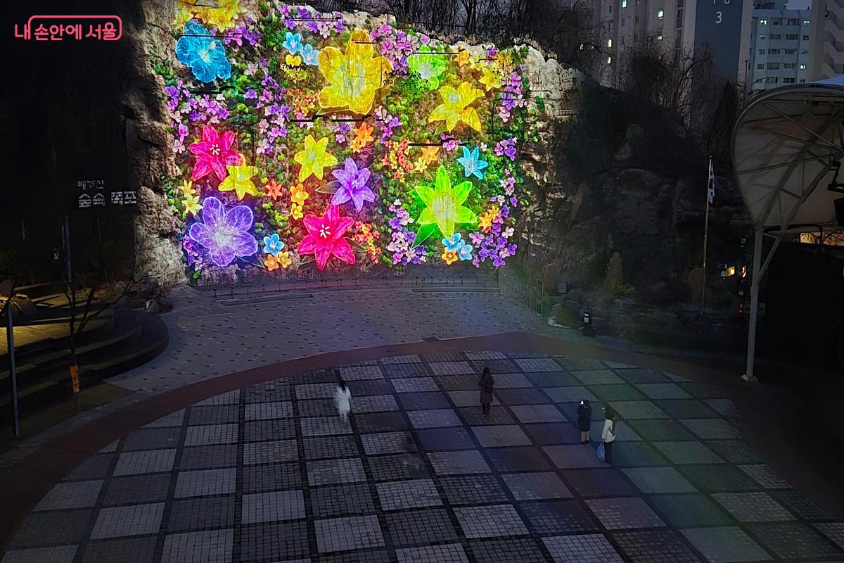 화려한 미디어파사드가 펼쳐지는 배봉산 숲속폭포 ©조현정