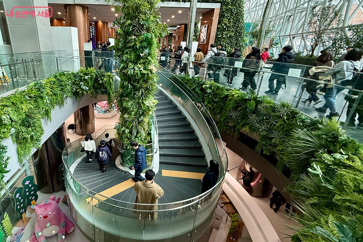 개관 첫날, 서울갤러리 입장을 기다리는 시민들의 발길이 이어졌다 &copy;김미정