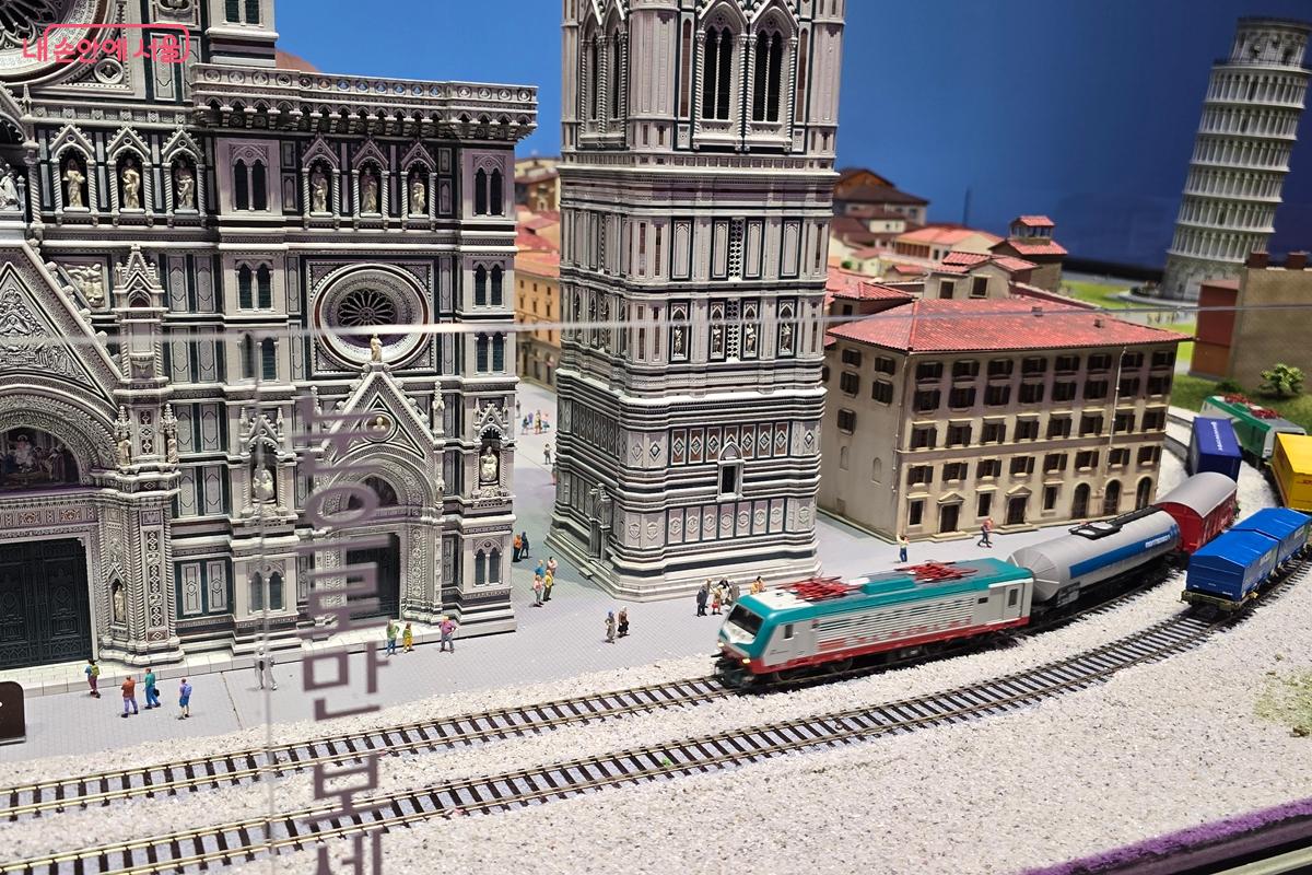 도시 곳곳에서 움직이는 미니어쳐 기차를 발견해 보자. ⓒ강사랑