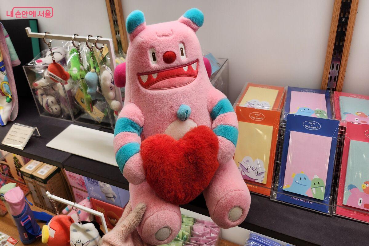 DDP 디자인스토어 서울마이소울샵의 귀여운 해치 인형이 눈길을 끌었다.©장지영