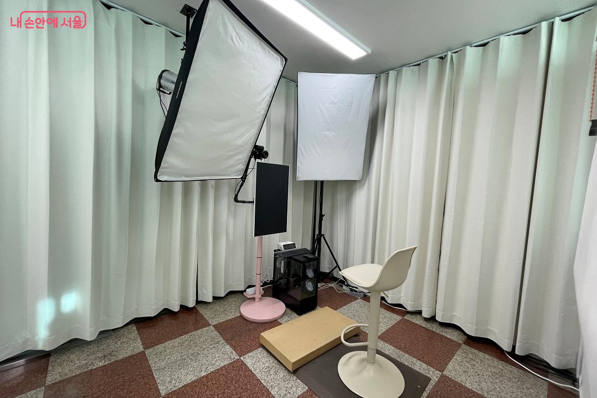 셀프 증명사진을 찍을 수 있는 포토부스 &copy;김수경