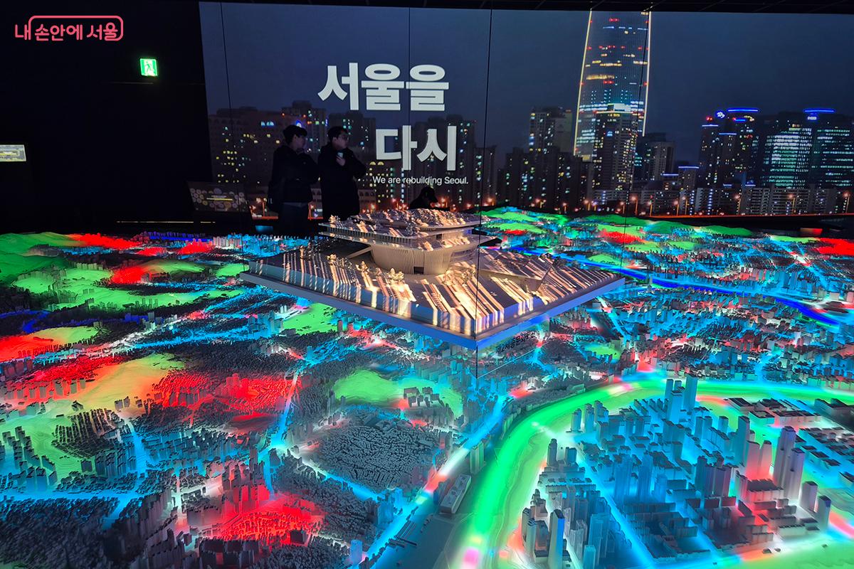 1600:1 스케일로 축소된 서울시 전체 지도 모형 위에 시가 역점사업으로 추진 중인 주요 사업지의 세부 모형을 확인할 수 있다.