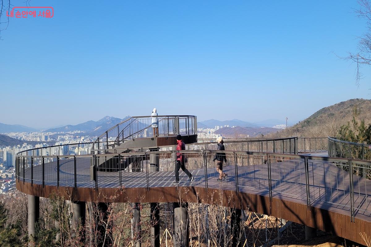 중랑구 용마산 스카이워크 데크형 산책로와 하늘전망대로 이어지는 보행 구간