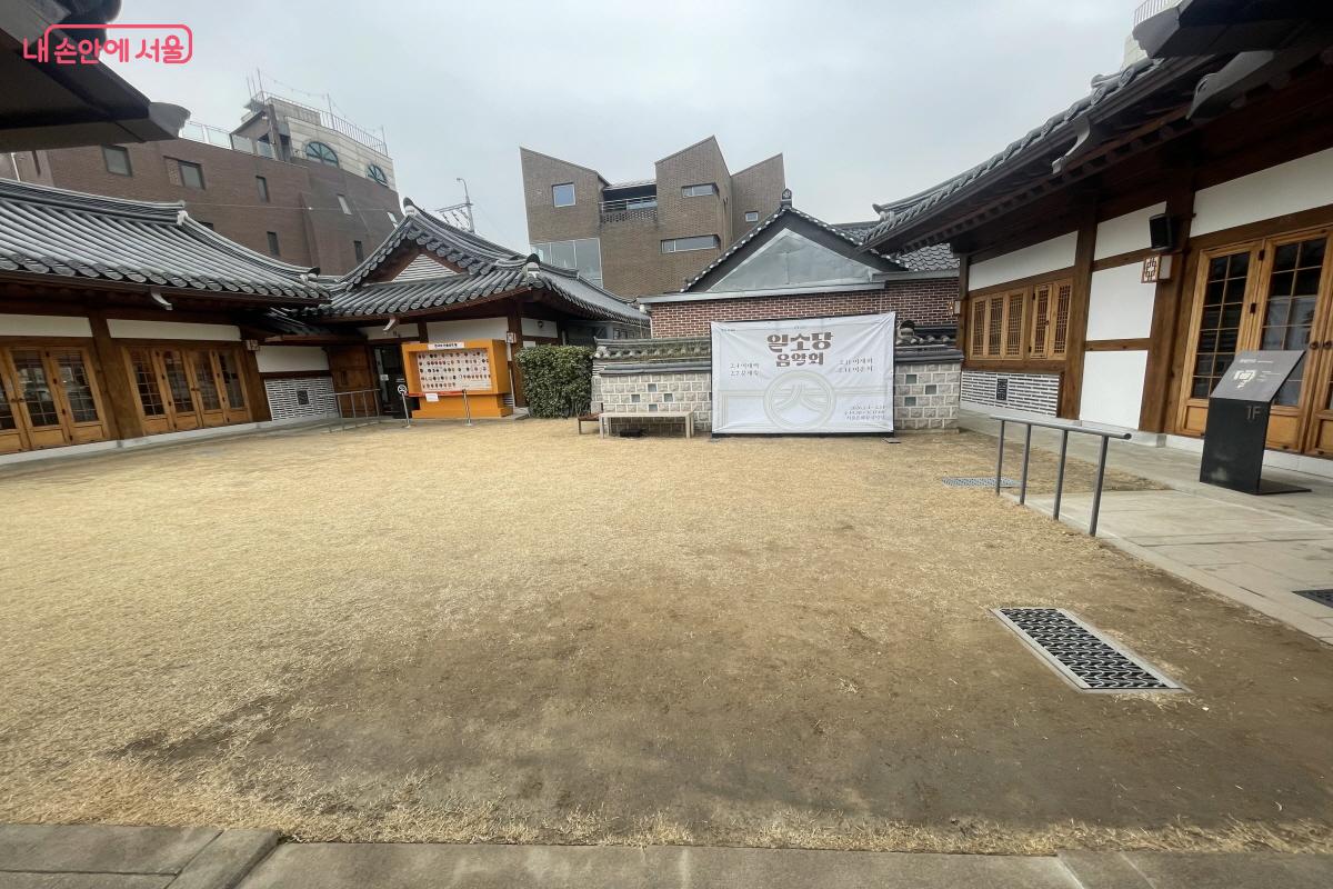 야외 공연이 가능한 국악마당 &copy;이정민