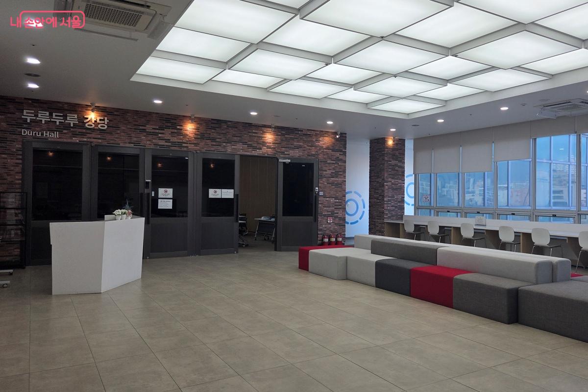 4층 두루두루강당 앞 넓은 공간도 편하게 쉴 수 있는 장소다. &copy;김미선