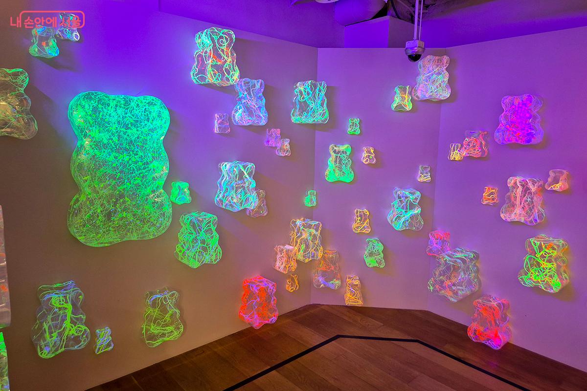 기획전시에서는 이은숙 작가의 &lsquo;마음을 이어주는 곰돌이&rsquo;를 포함한 설치작품을 선보인다.